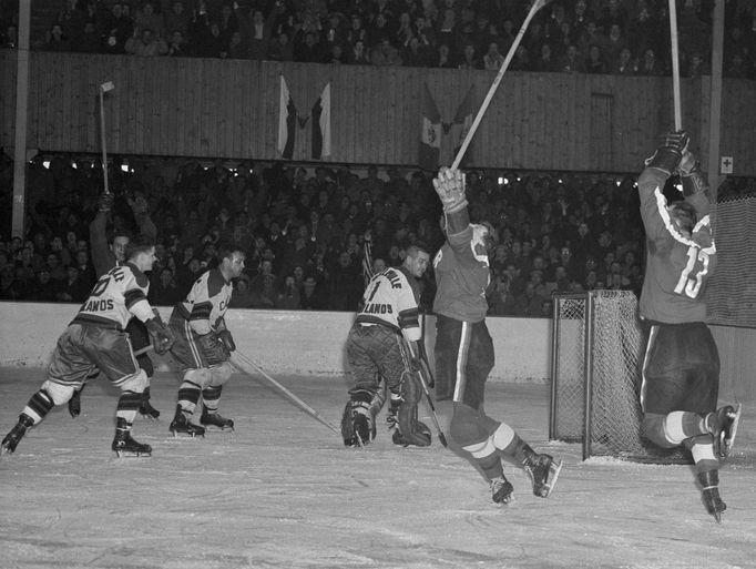 MS 1959, Československo-Kanada. Českoslovenští hráči jásají po vstřelení druhé branky kanadskému týmu na mistrovství světa a Evropy na Zimním stadionu v Praze 1959.