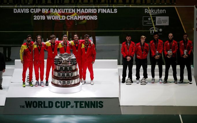 Tennis - Davis Cup Finals - Final - Caja Magica, Madrid, Spain - November 24, 2019   The Spain team celebrate with the trophy after winning the Davis Cup final as the Can