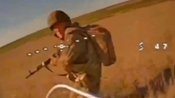 Záběry ruských vojáků zabitých přesnými údery ukrajinských dronů.