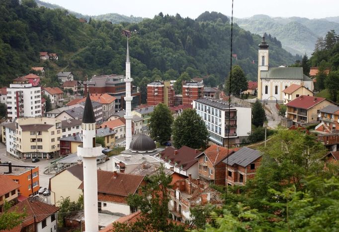 General view of Srebrenica, July 6, 2012. During the war, Bosnian Serb forces commanded by General Ratko Mladic killed up to 8000 Muslim men and boys in the Srebrenica area. Bosnian Serb army commander Mladic, who personally witnessed the capture of Srebrenica, was arrested in Serbia in May 2011 after 16 years on the run. He is accused of genocide for orchestrating the massacre and for his role in the siege of Bosnia's capital Sarajevo. Some 520 recently discovered Bosnian Muslim victims' remains from the Srebrenica massacre will be buried on July 11 at the Memorial center in Potocari. The International Commission for Missing Persons has so far identified more than 7,000 Srebrenica victims. Picture taken July 6, 2012. REUTERS/Dado Ruvic (BOSNIA AND HERZEGOVINA - Tags: CIVIL UNREST CITYSPACE CRIME LAW) Published: Čec. 9, 2012, 5:15 odp.