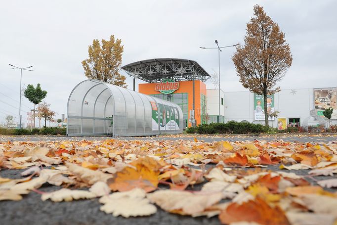 Prázdné parkoviště před obchodem Globus na pražském Zličíně.