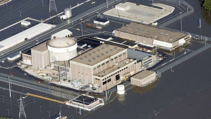 Jaderná elektrárna Fort Calhoun uprostřed vod řeky Missouri. Snímek z 24. června 2011.
