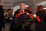 Přinesli jsme kytičku... Václav Klaus, prezident republiky, následován premiérem Petrem Nečasem.