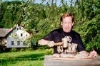 Václav Havel na Hrádečku rád hostil i přátele - třeba řízky, které právě naklepává na zahradě u své chalupy.