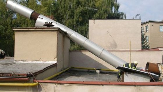 V areálu bydžovské nemocnice se rozlomil komín