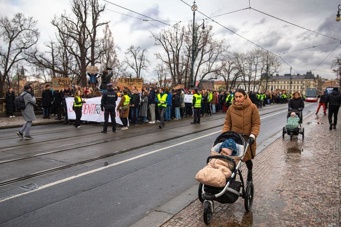 Protest studentů a odborů proti opatřením vlády Petra Fialy.