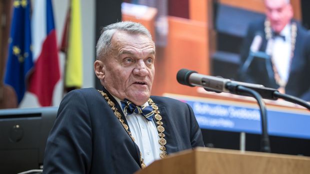 Hádka o černé parkování v srdci Prahy. Primátor Svoboda prý nechce dráždit voliče