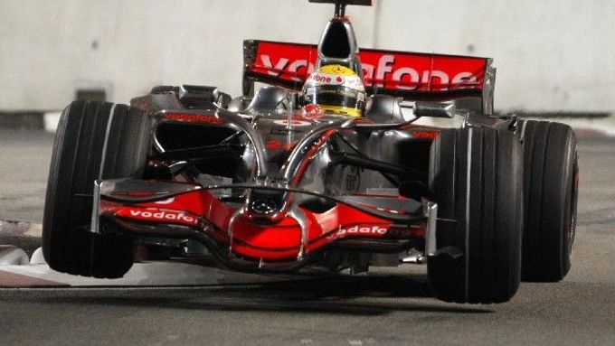 V šikaně číslo deset se nepříjemně blízko seznámil s vysokým a hrbolatým obrubníkem i Lewis Hamilton se svým McLarenem.