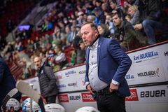 Trenér Pešout po pěti letech skončil u hokejistů Varů. Vrátí se do Komety?