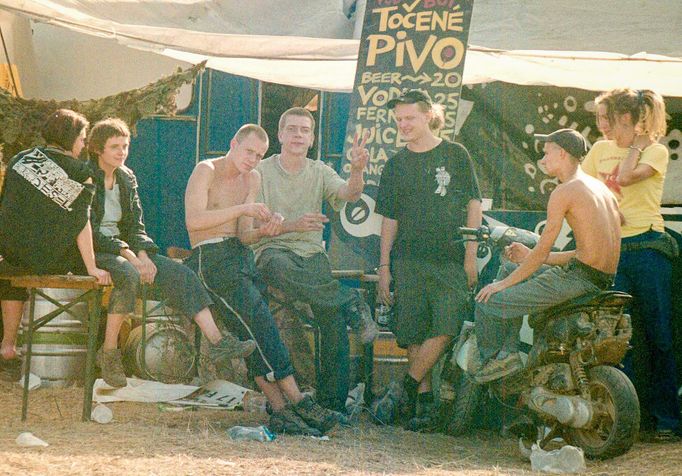 CzechTek byl legendární festival elektronické hudby a svobody. Fotogalerie zachycuje nezapomenutelné momenty z různých ročníků této ikonické akce.