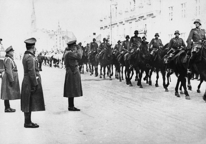 Německé jednotky vjíždí do Varšavy po kapitulaci města, 2. října 1939. Generál Maximilian von Weichs sleduje přehlídku svých vojáků.