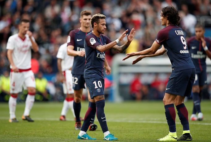 Neymar a Cavani slaví branku Paris St. Germain