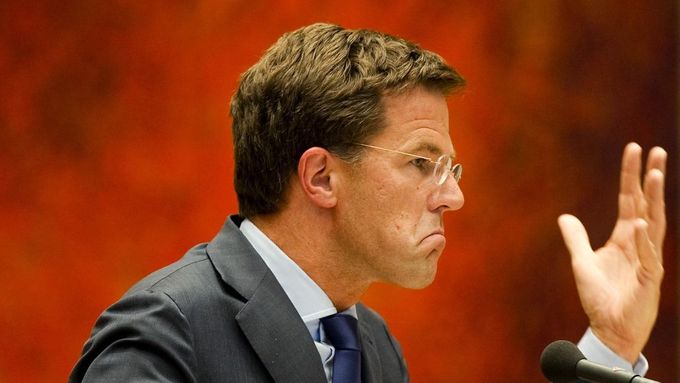 Zachmuřený premiér Mark Rutte při debatě v parlamentu.