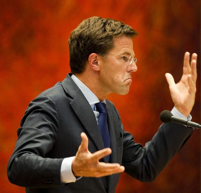 Zachmuřený premiér Mark Rutte při debatě v parlamentu.