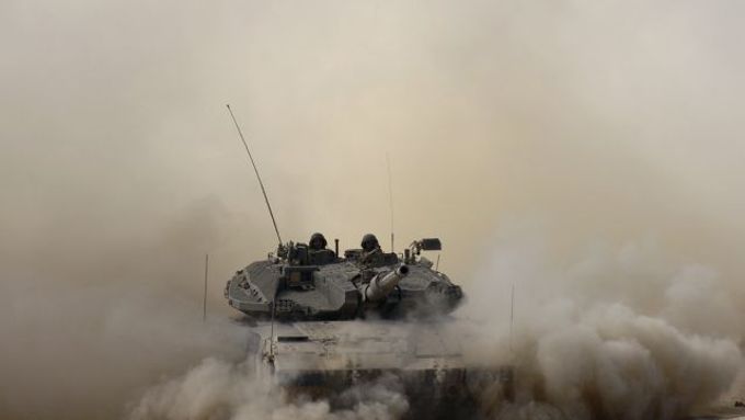 Izraelský tank manévruje u pásma Gazy.