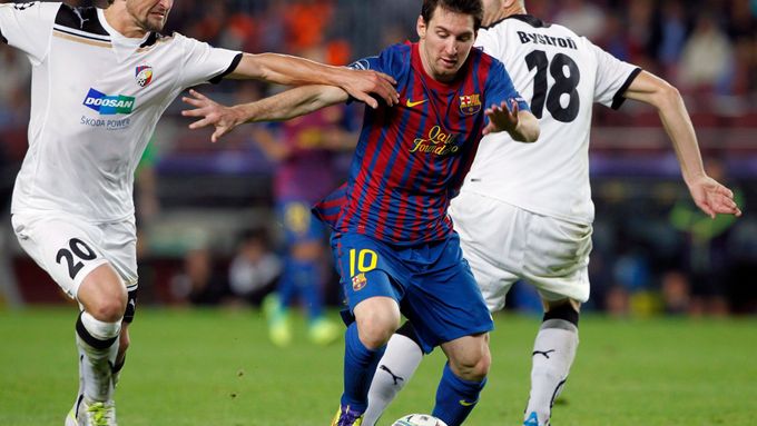 Lionel Messi prochází mezi Davidem Bystroněm a Petr Jiráčkem.