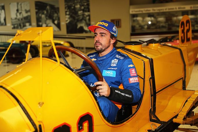 Indy 500 1911: Fernando Alonso za volantem vozu Marmon Wasp, s nímž Ray Harroun vyhrál