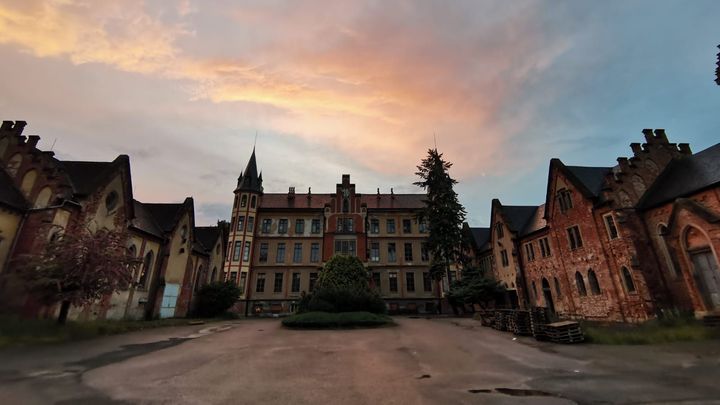 Bzenčané hlasují dvakrát. V referendu rozhodují, jestli si má město ponechat zámek; Zdroj foto: Archív Aktuálně.cz