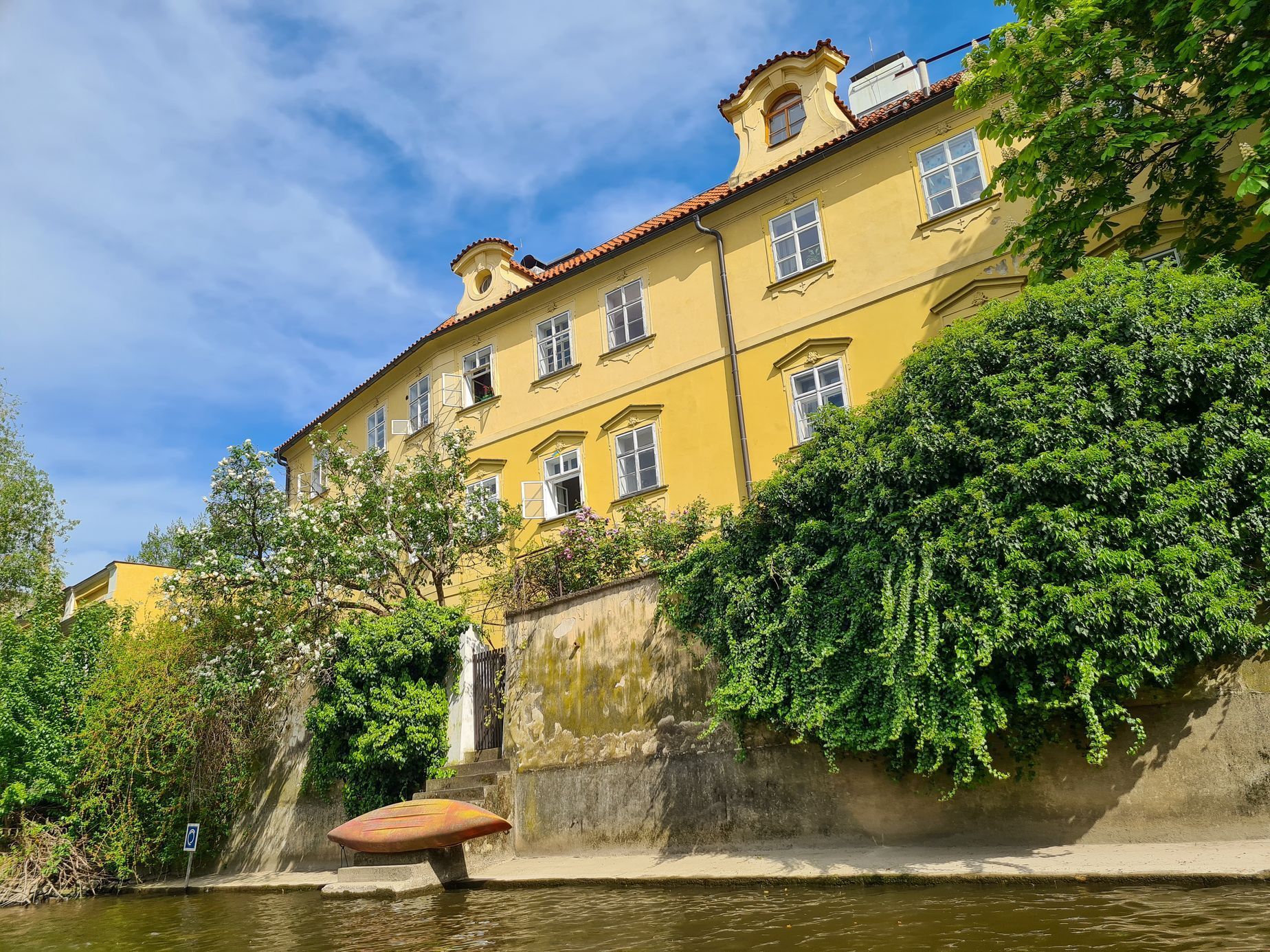 Praha Vltava historická centrum Čertovka