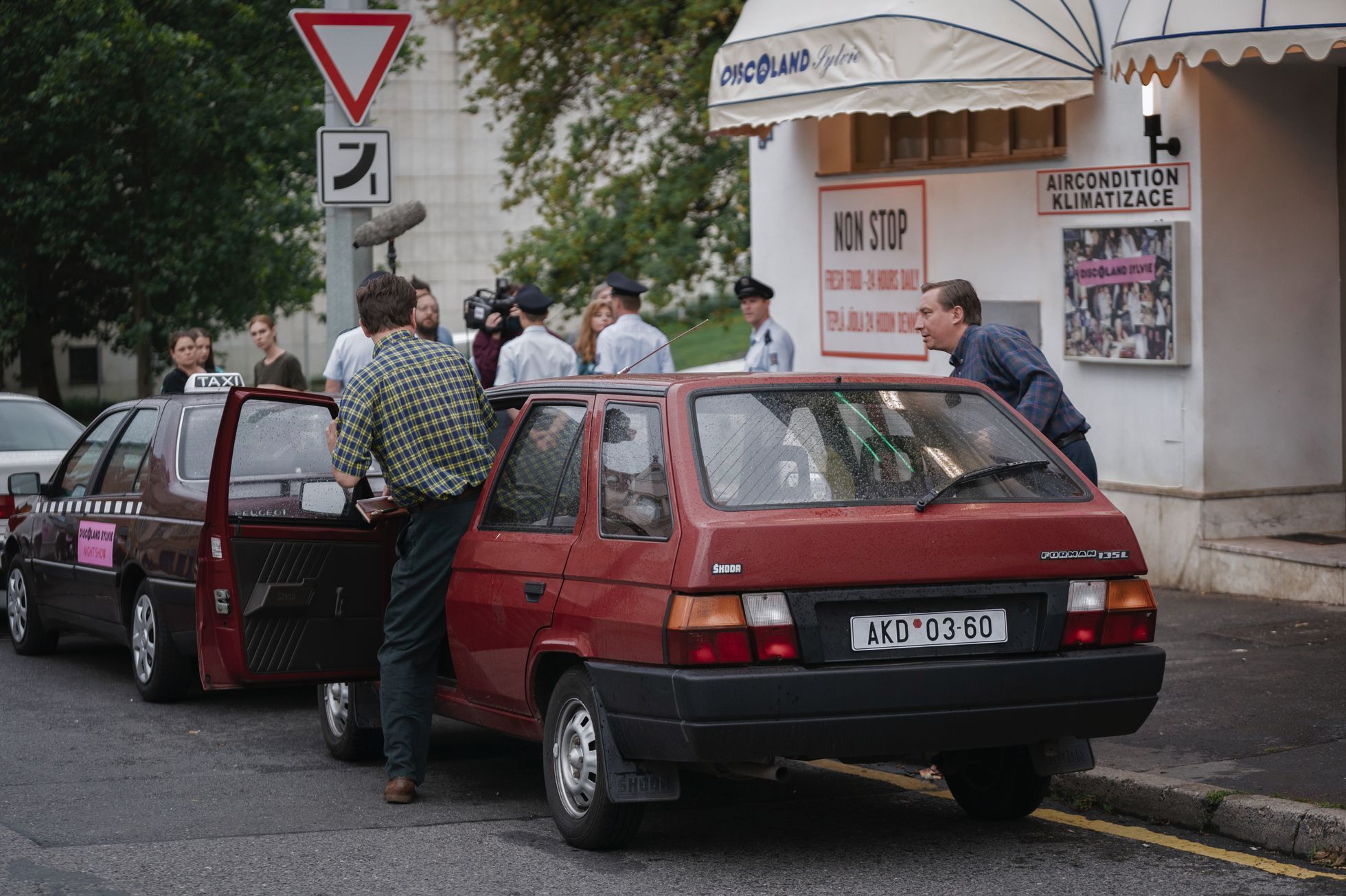 Auta v seriálu Devadesátky - ofi