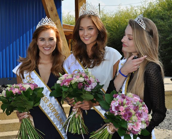 Vítězky České Miss 2018 na tiskové konferenci týmu F2 Charouz Racing System.