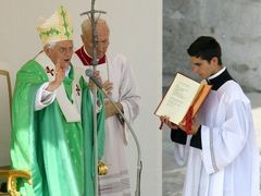 Papež Benedikt XVI. čte během včerejšího obřadu na Svatopetrském náměstí