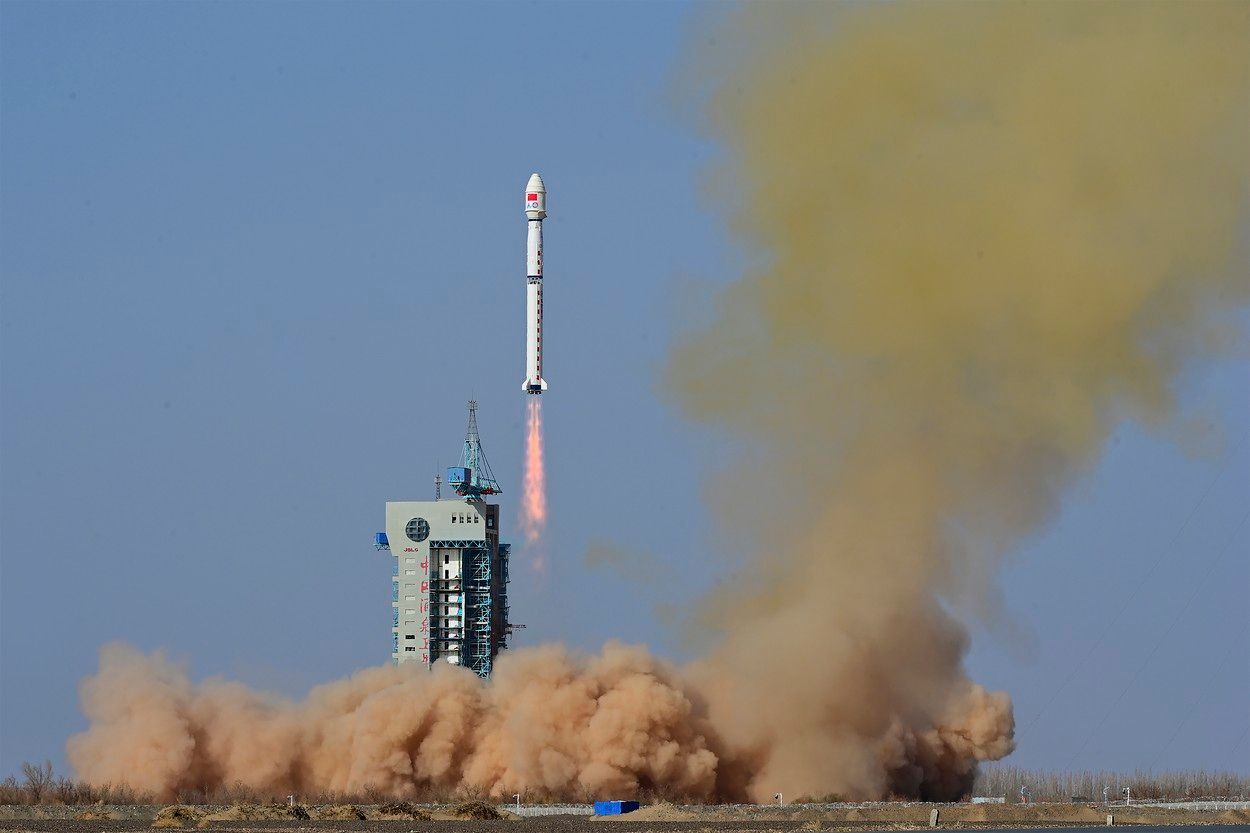 Raketa se satelitem Fengyun-3 07 odstartovala ze severozápadní čínské provincie Gansu, neděle 16. dubna 2023.