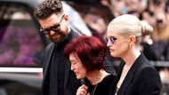 Sharon Osbourneová s dětmi Kelly a Jackem kráčí v čele průvodu, zatímco stovky lidí vzdávají poslední sbohem ikoně světové hudby. Silný lidský moment soucitu a rodinné soudržnosti.