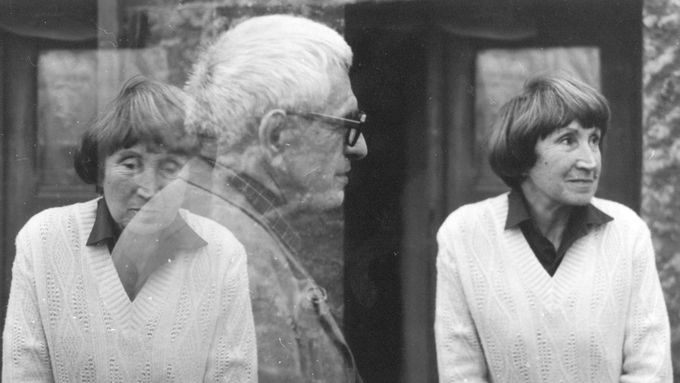 Bohumila Grögerová a Josef Hiršal na fotografii Hany Hamplové z osmdesátých let.