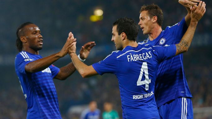 Radost hráčů Chelsea (Fábregas, Drogba, Matic) v zápase Ligy mistrů proti Schalke