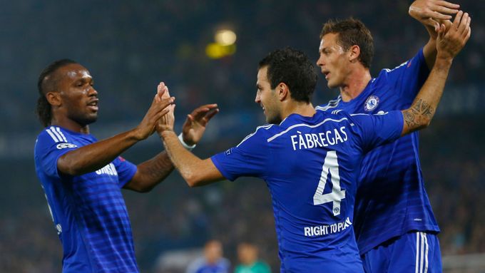 Radost hráčů Chelsea (Fábregas, Drogba, Matic) v zápase Ligy mistrů proti Schalke