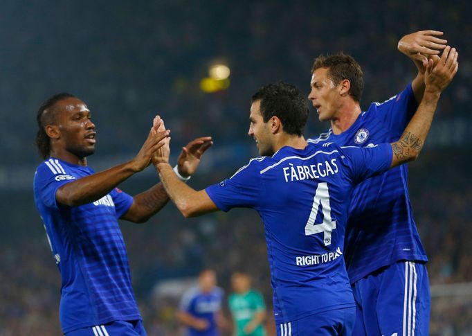 Radost hráčů Chelsea (Fábregas, Drogba, Matic) v zápase Ligy mistrů proti Schalke