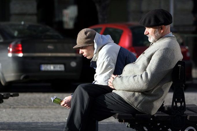 Mladík a důchodce. Na lavičce v Ciezsyně vyhovuje teplá zima oběma. Ale jak se jim líbí současné Polsko?