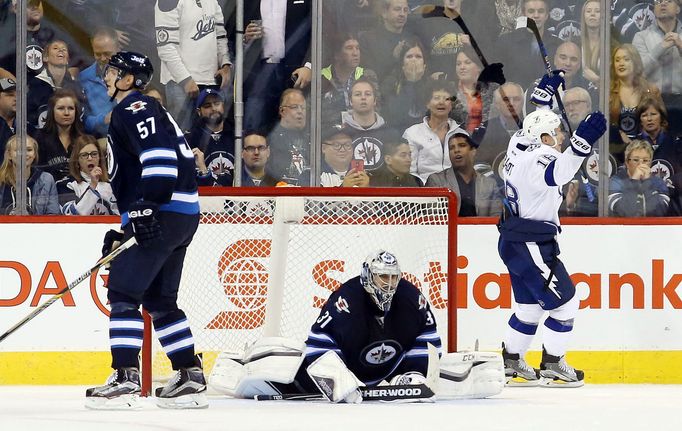 Tampa Bay Lightning vs. Winnipeg Jets - Ondřej Palát (v bílém) a Ondřej Pavelec