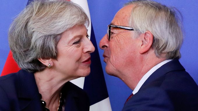 Podmínky rozvodu se zamítají v poměru 432:202 hlasům. (Theresa Mayová a Jean-Claude Juncker v Bruselu, říjen 2018.)
