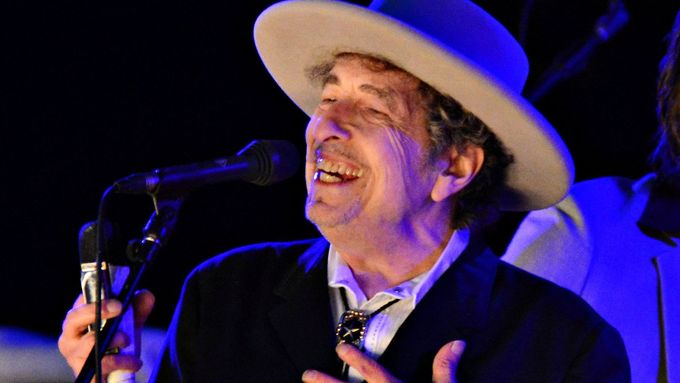 Loni dostal Nobelovu cenu za literaturu písničkář Bob Dylan.