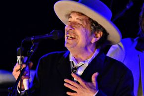 Bob Dylan stále nereaguje na zisk Nobelovy ceny. Je arogantní, tvrdí jeden z akademiků