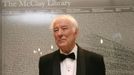 Irský básník Seamus Heaney nezapomíná na svou domovinu. Za svou plodnou kariéru sepsal mnoho sbírek poezie. Když začínal, zasahovaly do nich tematicky motivy dětství a dospívání, posléze se začaly o slovo hlásit mýty a národní folklór, zahrnout Irsko, jaké je tělem i duší. V češtině je dostupné Přezimování pod širým nebem a Jasanová hůl.