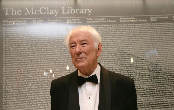 Irský básník Seamus Heaney nezapomíná na svou domovinu. Za svou plodnou kariéru sepsal mnoho sbírek poezie. Když začínal, zasahovaly do nich tematicky motivy dětství a dospívání, posléze se začaly o slovo hlásit mýty a národní folklór, zahrnout Irsko, jaké je tělem i duší. V češtině je dostupné Přezimování pod širým nebem a Jasanová hůl.