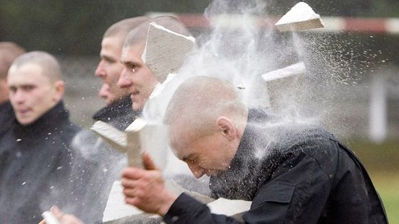 Vojáci cvičí - cihlou do hlavy, tváře od krve