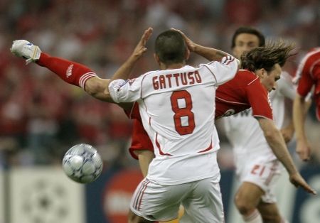 Gennaro Gattuso v souboji s Boudwijnem Zendenem