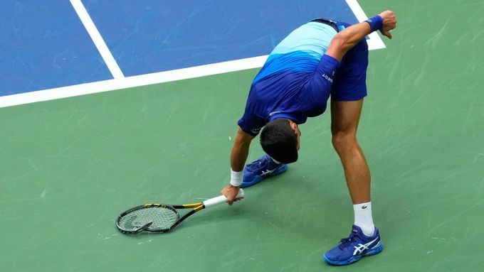 Novak Djokovič předvádí ve finále US Open vzteklý výbuch, který odnesla jeho raketa.