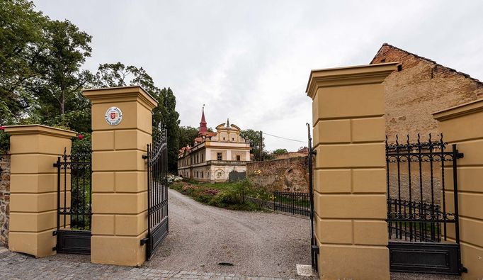 Na zámku Úholičky proběhne prohlídka zámeckého parku s majitelem. Areál venkovského romantického zámečku je od roku 1958 památkově chráněný a leží nedaleko od Prahy.