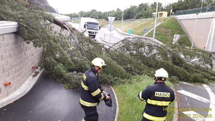 Bouřky lámaly stromy a zaplavovaly sklepy. Nejsilněji v západních a středních Čechách; Zdroj foto: HZS Plzeňského kraje