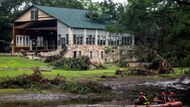 Camp Mystic, téměř stoletý křesťanský dívčí tábor na břehu řeky Guadalupe, byl bleskovou povodní zcela zdevastován, mezi mrtvými je potvrzeno 27 tábornic a vedoucích. Stále je pohřešováno deset dívek a jedna vedoucí, záchranáři navíc čelí hrozbě dalších silných dešťů a bouřek, které komplikují vyhledávání v nánosech trosek.