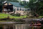 Camp Mystic, téměř stoletý křesťanský dívčí tábor na břehu řeky Guadalupe, byl bleskovou povodní zcela zdevastován, mezi mrtvými je potvrzeno 27 tábornic a vedoucích. Stále je pohřešováno deset dívek a jedna vedoucí, záchranáři navíc čelí hrozbě dalších silných dešťů a bouřek, které komplikují vyhledávání v nánosech trosek.