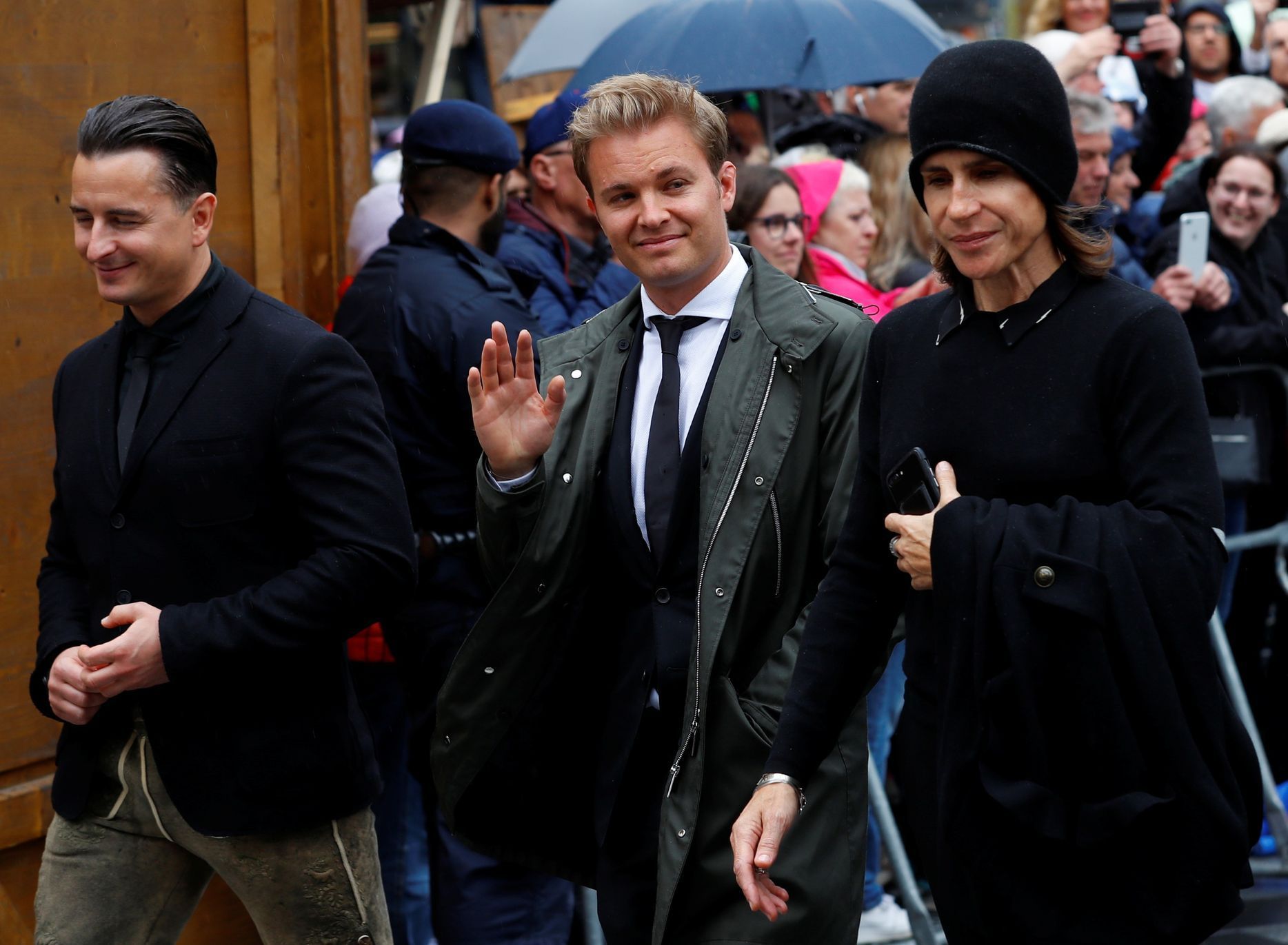 Zpěvák Andreas Gabalier a šampion F1 Nico Rosberg přicházejí na zádušní mši za Nikiho Laudu ve vídeňské katedrále svatého Štěpána