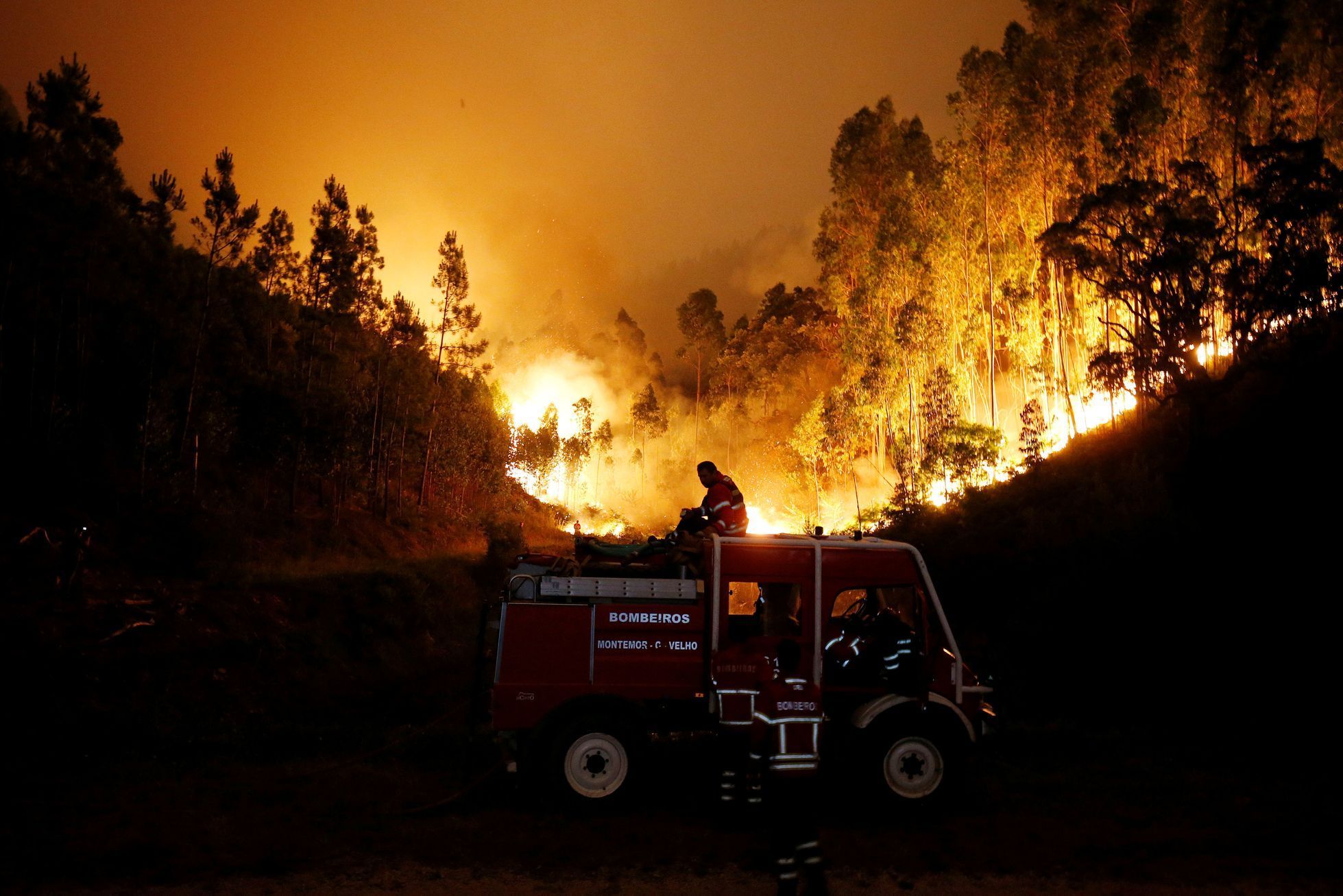Hasiči se snaží uhasit lesní požár v oblasti Bouca ve středním Portugalsku