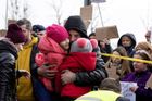 Muž objímá své dcery poté, co přijely z Ukrajiny do Přemyšlu v Polsku. 27. února 2022.