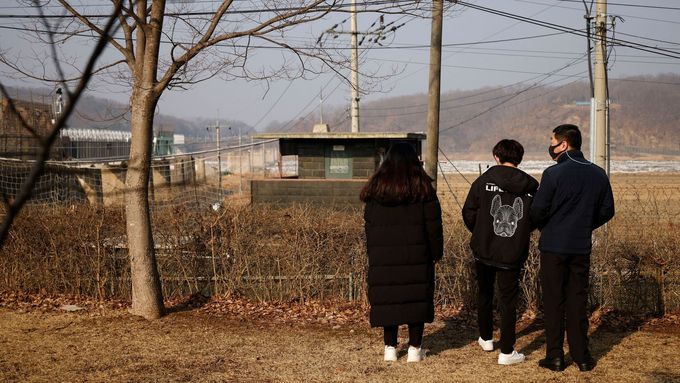 Severokorejští uprchlíci navštívili na lunární nový rok demilitarizovanou zónu oddělující Severní a Jižní Koreu.